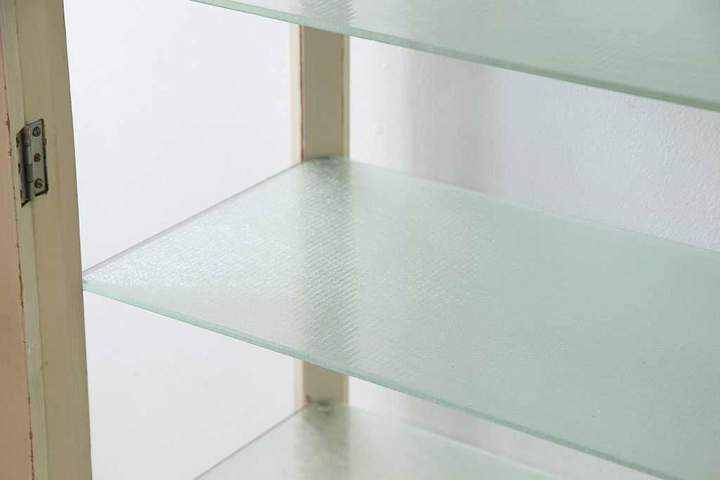 レトロ家具　昭和レトロ　4面ガラス　味わいのあるオリジナルペイントのケビントガラスケース(陳列棚、ショーケース、飾り棚)