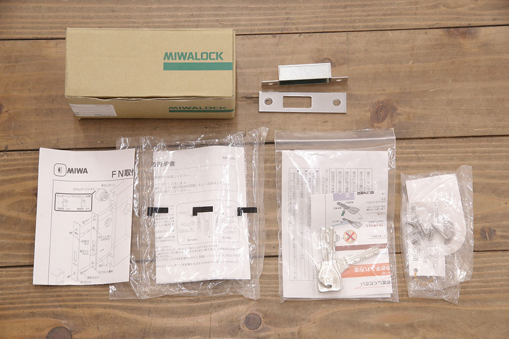 【加工実例】明治期の富山蔵戸に高品質リペアを施しました。吊り戸仕様にする為の加工、吊り金具・ガイドレールを取り付け。左框の両面には取っ手、引き戸鎌錠を取り付けました。格子部分の裏側にはクリアガラスをはめ込み、現状の色味を活かして仕上げました。(引き戸、玄関戸、建具)