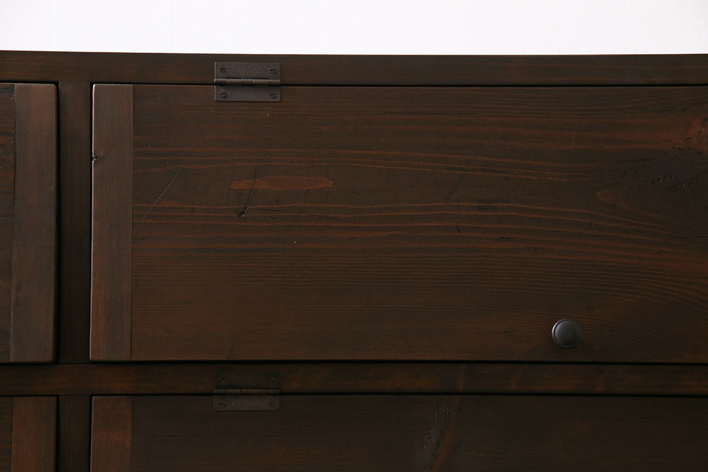 アンティーク家具　リメイク品　明治期の松材を利用したパタパタ扉のローボード(リビングボード、戸棚、収納棚)(2)
