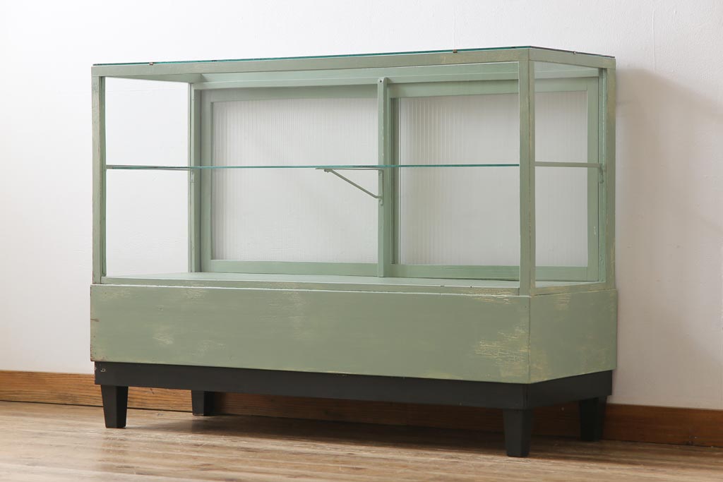 レトロな家具で「見せる収納」を楽しむ！アンティークのガラスケース