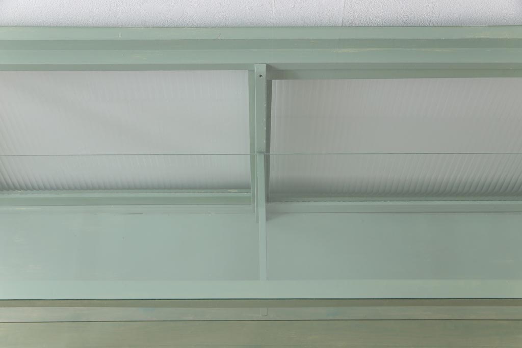 ペイント家具　モールガラス入り　引き戸収納付きレトロなガラスケース(ショーケース、陳列棚、飾り棚)