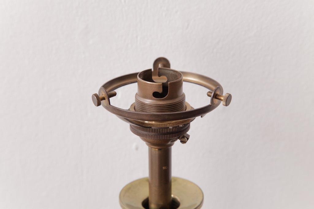 イギリスビンテージ　真鍮製　高級感を漂わせるテーブルランプ(スタンドライト、卓上照明)