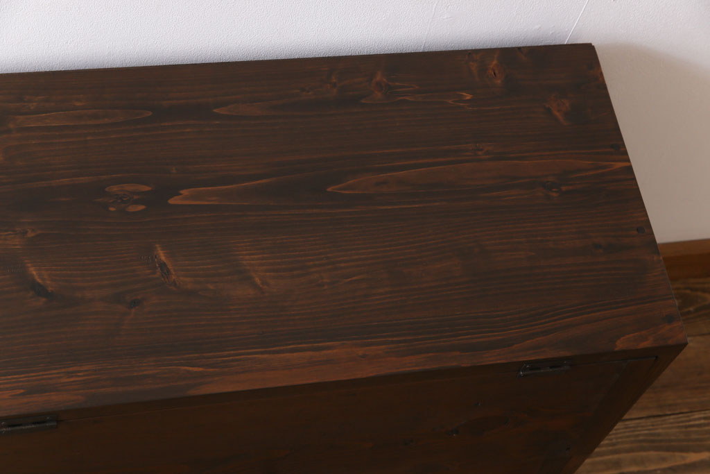リメイク家具　脚付き　明治期の松材を利用したパタパタ扉のローボード(下駄箱、リビングボード、収納棚)