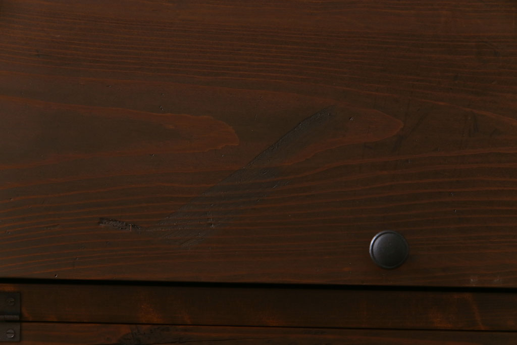 リメイク家具　脚付き　明治期の松材を利用したパタパタ扉のローボード(下駄箱、リビングボード、収納棚)