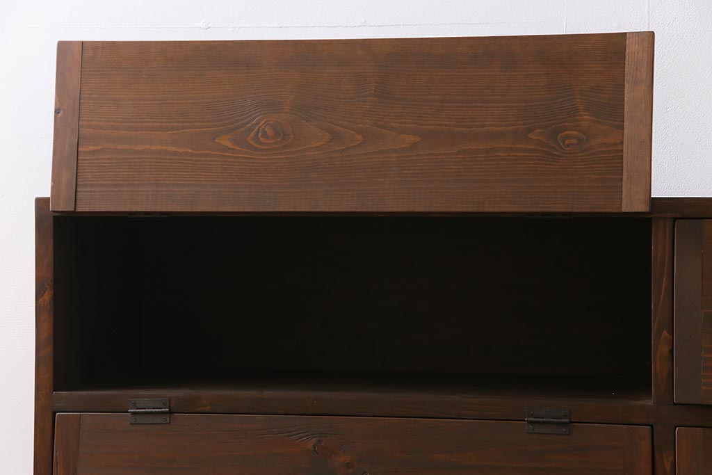 リメイク家具　明治期　松材　古材が味わい深いパタパタ扉の脚付きローボード(下駄箱、リビングボード、収納棚)