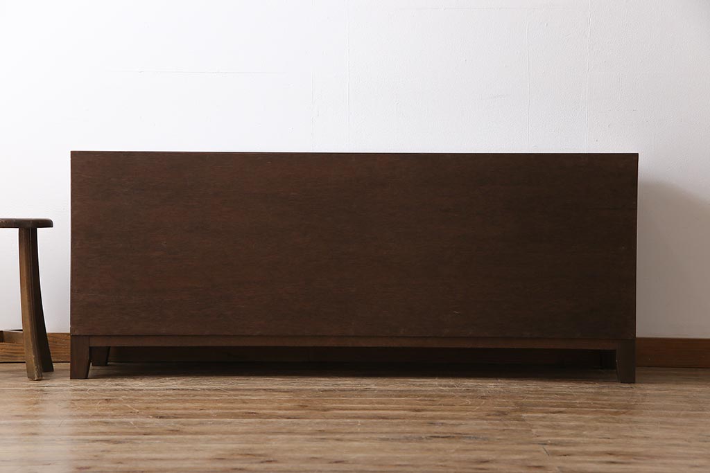 リメイク家具　明治期　松材　古材が味わい深いパタパタ扉の脚付きローボード(下駄箱、リビングボード、収納棚)