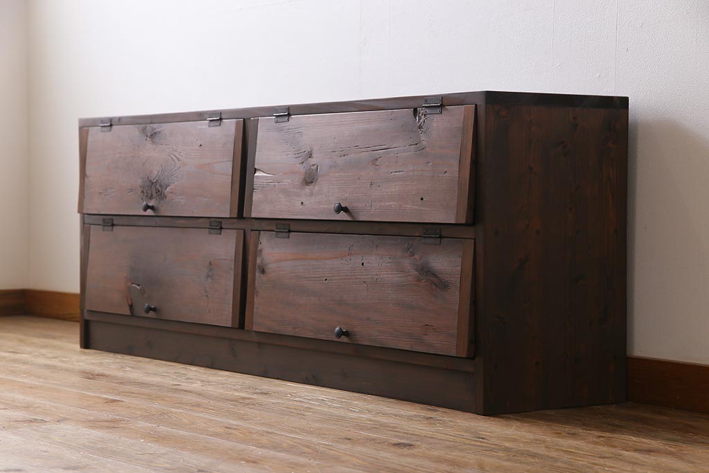 アンティーク家具　リメイク品　明治期の松材を利用したパタパタ扉のローボード(リビングボード、戸棚、収納棚)