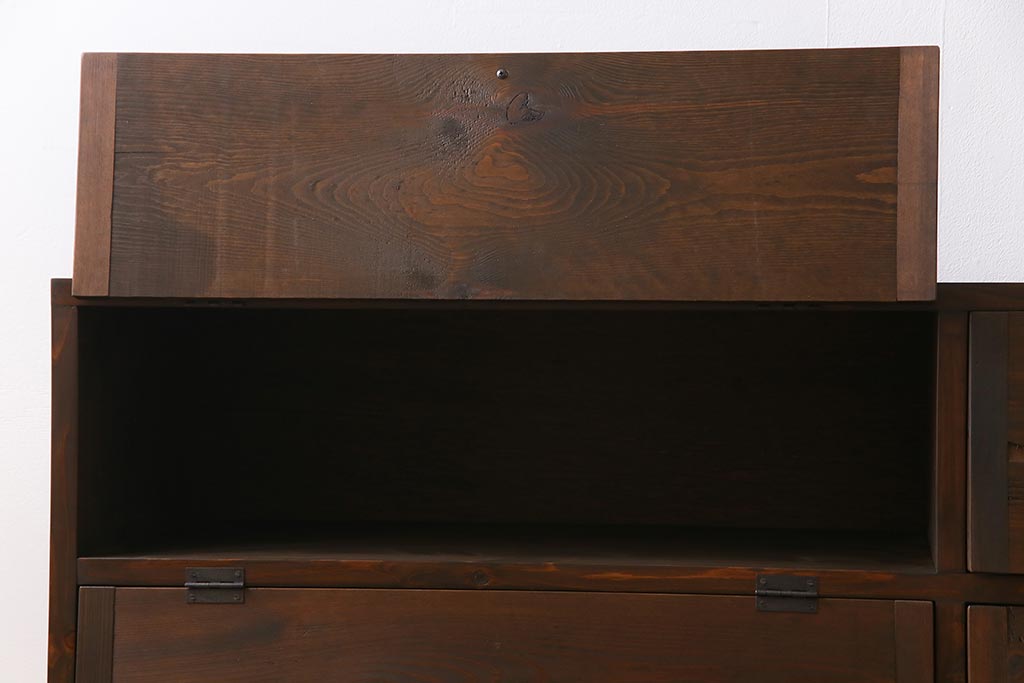 アンティーク家具　リメイク品　明治期の松材を利用したパタパタ扉のローボード(リビングボード、戸棚、収納棚)