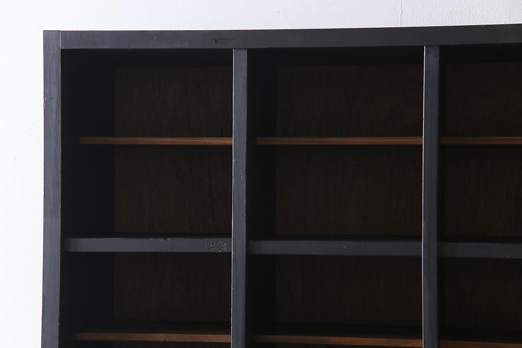 ペイント家具　リメイク　マットなペイントカラーの縦型マス目棚(下駄箱、オープンラック、収納棚)