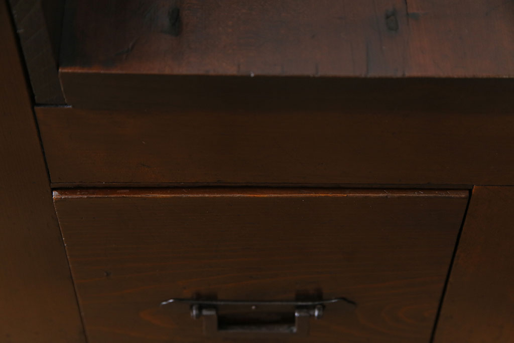 アンティーク家具　和製アンティーク　シックな色合いとケヤキの杢目が味わい深い階段箪笥(和タンス、時代箪笥)