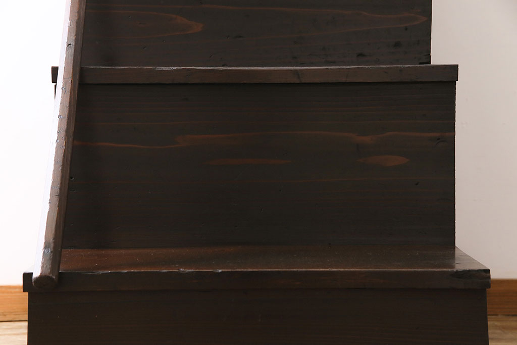 アンティーク家具　和製アンティーク　シックな色合いとケヤキの杢目が味わい深い階段箪笥(和タンス、時代箪笥)