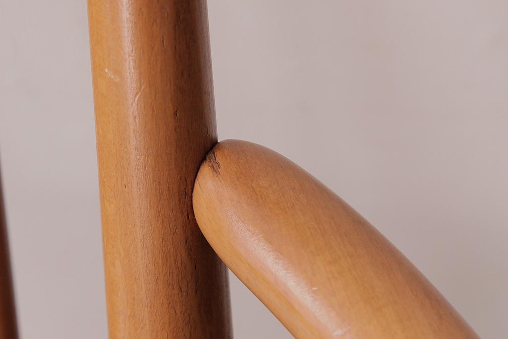 ヴィンテージ家具　イギリスビンテージ　ERCOL(アーコール)　ゴールドスミス　シンプルかつ優雅な雰囲気のアームチェア(椅子、ダイニングチェア)
