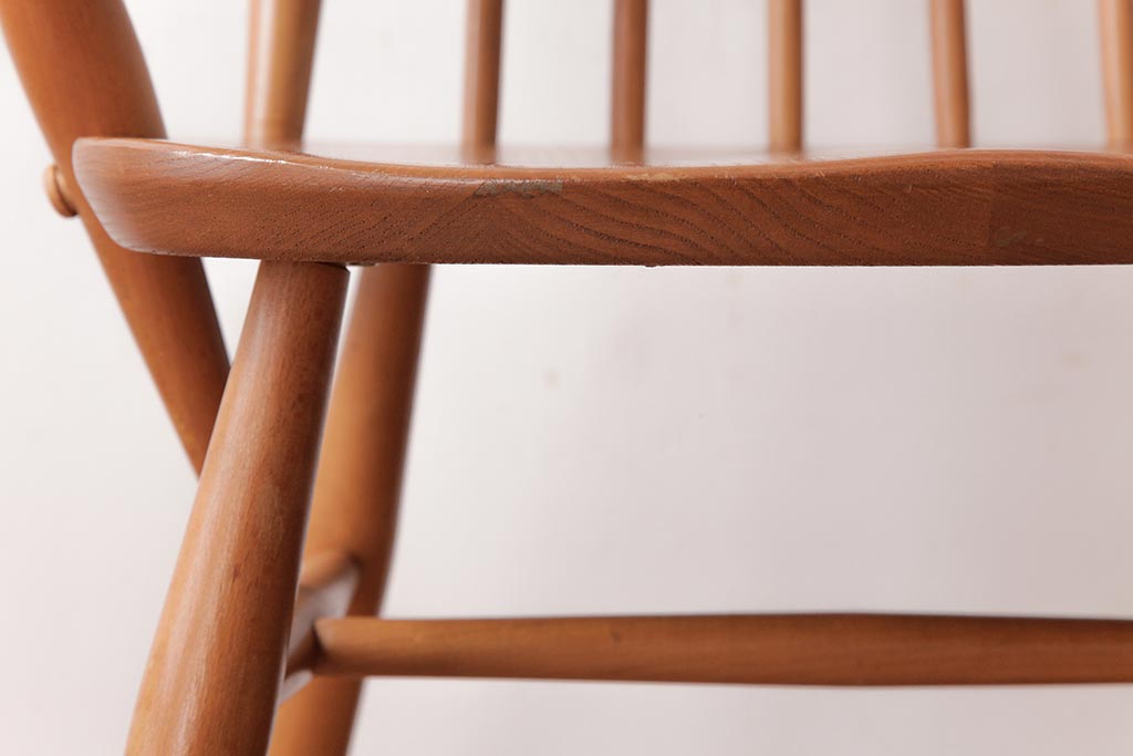 ヴィンテージ家具　イギリスビンテージ　ERCOL(アーコール)　ゴールドスミス　シンプルかつ優雅な雰囲気のアームチェア(椅子、ダイニングチェア)