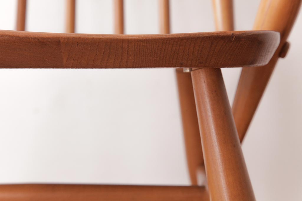 ヴィンテージ家具　イギリスビンテージ　ERCOL(アーコール)　ゴールドスミス　シンプルかつ優雅な雰囲気のアームチェア(椅子、ダイニングチェア)