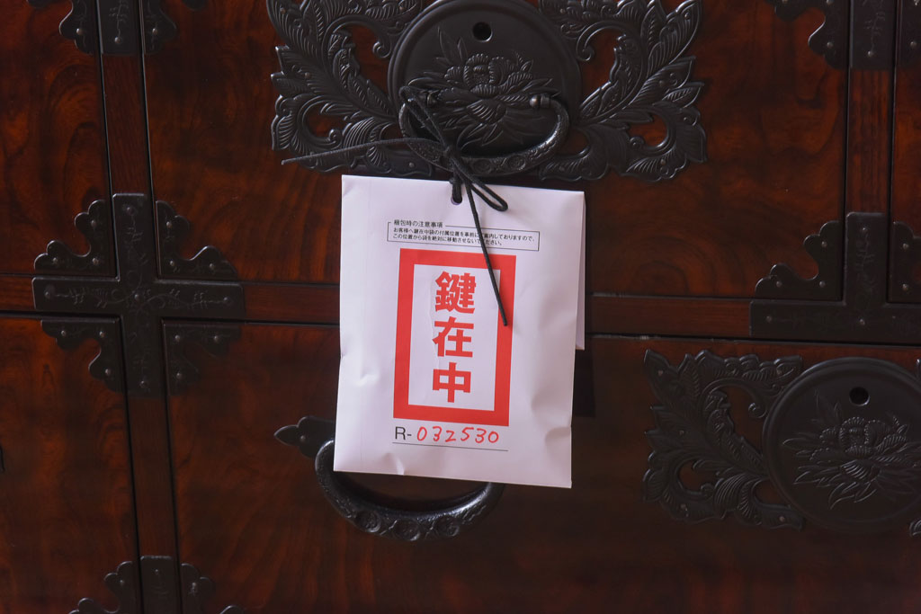 中古　牡丹金具　木地呂塗りの艶が美しい仙台箪笥(サイドボード、チェスト)