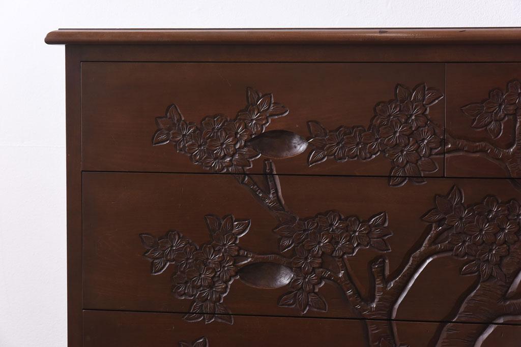 ヴィンテージ家具　ビンテージ　国産　桜の木の彫刻が目を引くチェスト(衣装箪笥、引き出し)