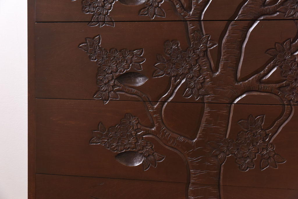 ヴィンテージ家具 ビンテージ 国産 桜の木の彫刻が目を引くチェスト 