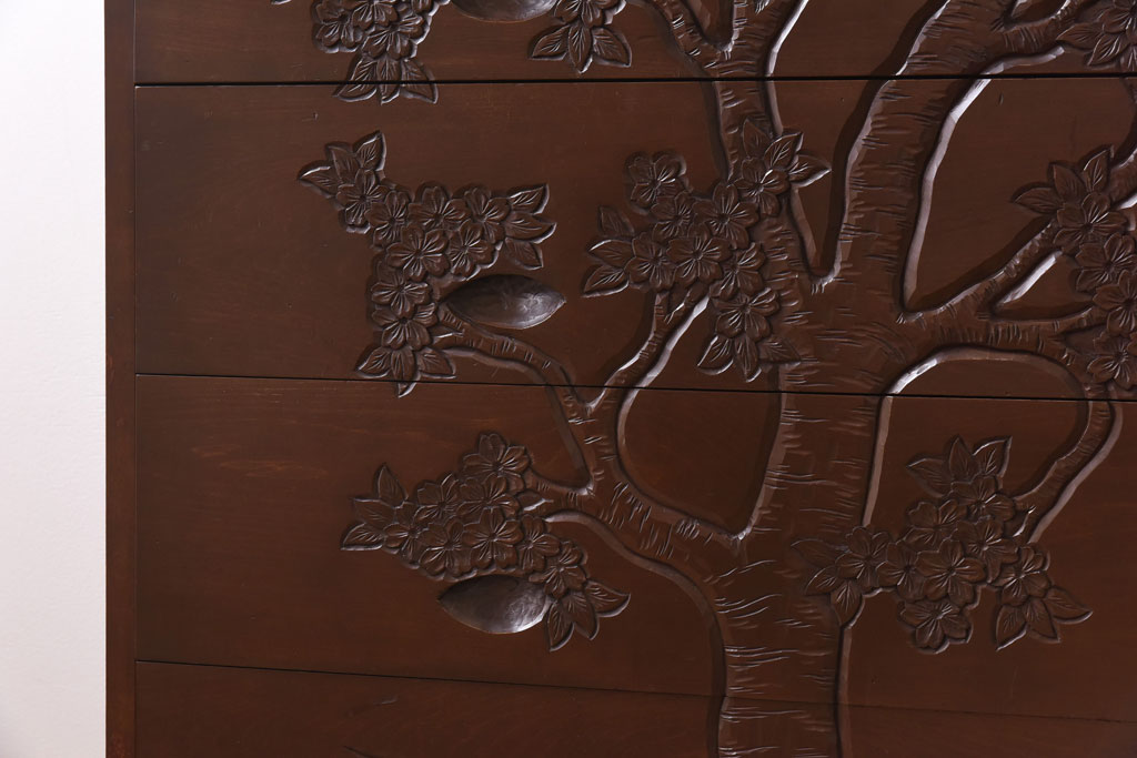 ヴィンテージ家具 ビンテージ 国産 桜の木の彫刻が目を引くチェスト 
