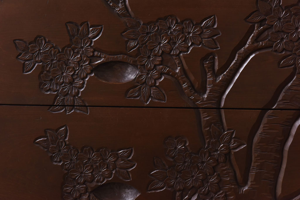 ヴィンテージ家具　ビンテージ　国産　桜の木の彫刻が目を引くチェスト(衣装箪笥、引き出し)