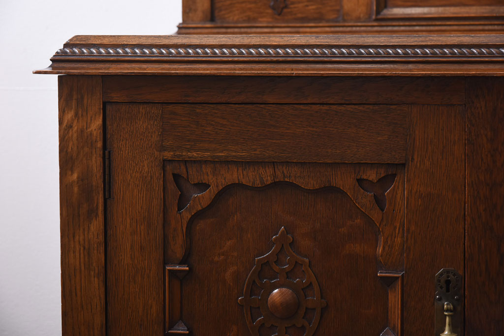 アンティーク家具　イギリスアンティーク　オーク材　上手物　凝った装飾がエレガントな雰囲気醸し出すサイドボード(キャビネット、収納棚)