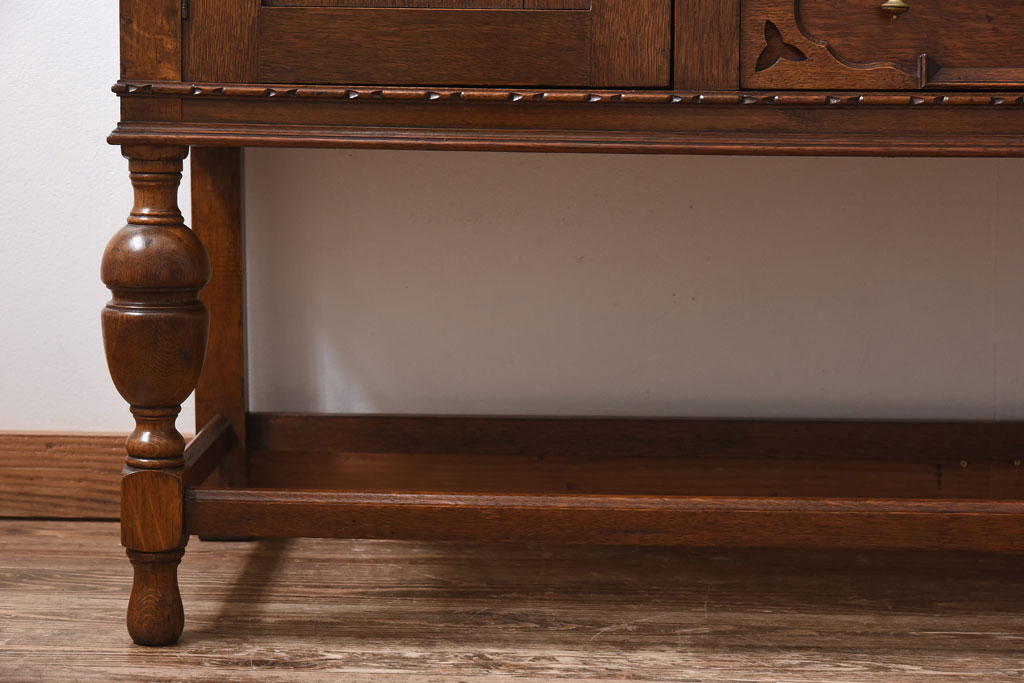 アンティーク家具　イギリスアンティーク　オーク材　上手物　凝った装飾がエレガントな雰囲気醸し出すサイドボード(キャビネット、収納棚)