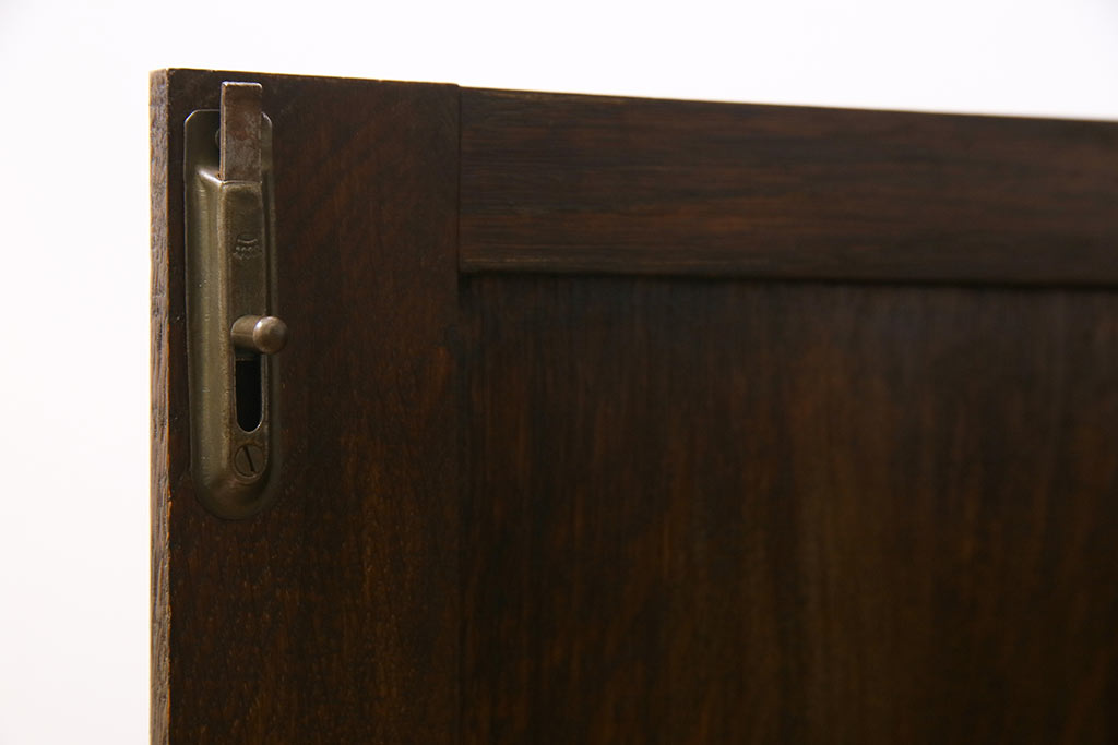 アンティーク家具　イギリスアンティーク　オーク材　控えめな意匠が品を感じさせるブックケース(本箱、収納棚)