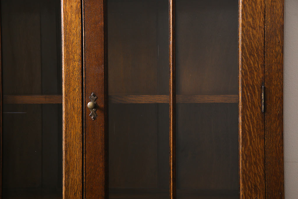 アンティーク家具　イギリスアンティーク　オーク材　控えめな意匠が品を感じさせるブックケース(本箱、収納棚)