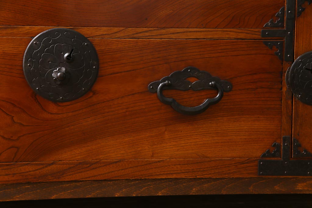アンティーク家具　和製アンティーク　リメイク　桜丸金具　片開き戸付き米沢箪笥ローボード(ローチェスト、引き出し、和タンス)