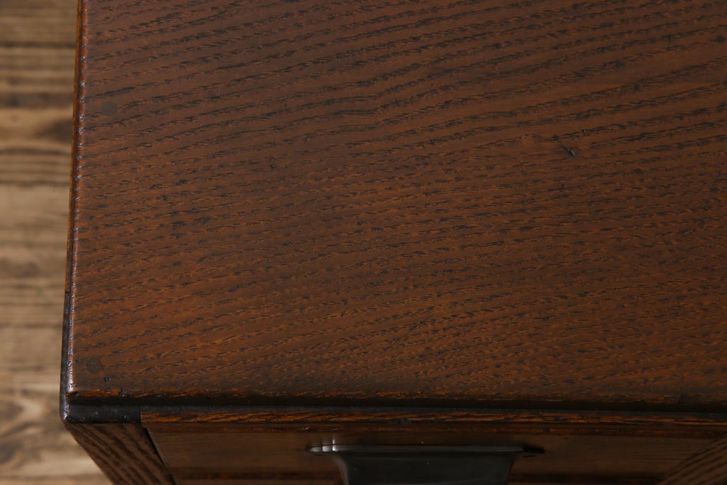 アンティーク家具　昭和初期　栗材　天板一枚板　ダイナミックな木目が目を引く小振りのワークデスク(両袖机、在宅ワーク、在宅用)