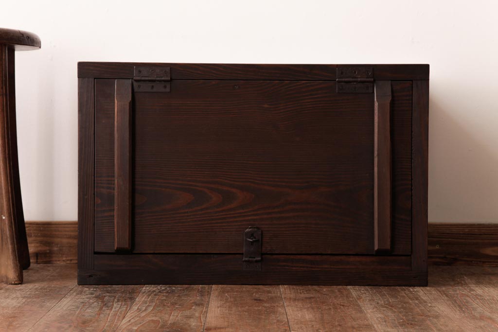 アンティーク雑貨　昭和初期　ベンチとしても使える重厚な佇まいの収納箱(木箱、本箱)