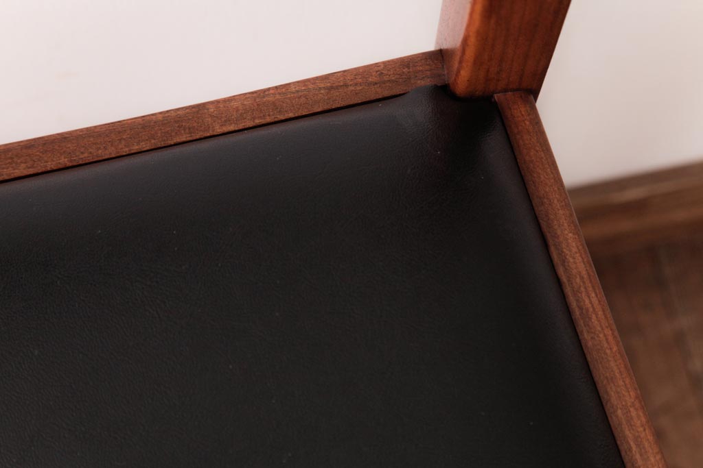 北欧家具　G-PLAN(ジープラン)　チーク材　 黒のレザーがおしゃれなダイニングチェア(椅子、ダイニングチェア、ワークチェア)(3)