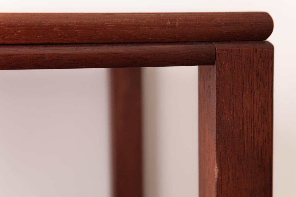 ビンテージ家具　北欧ヴィンテージ　チーク材　飾り台としてもおすすめの棚付きサイドテーブル(カフェテーブル、飾り棚)