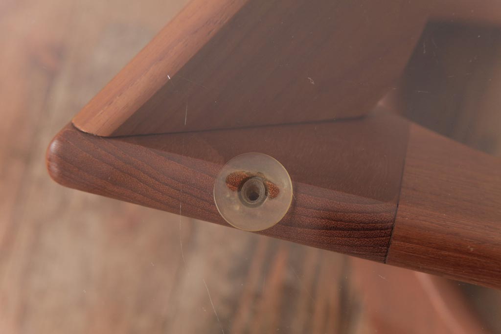 ビンテージ家具　北欧ヴィンテージ　チーク材　目を惹くデザインのガラストップローテーブル(カフェテーブル、リビングテーブル)