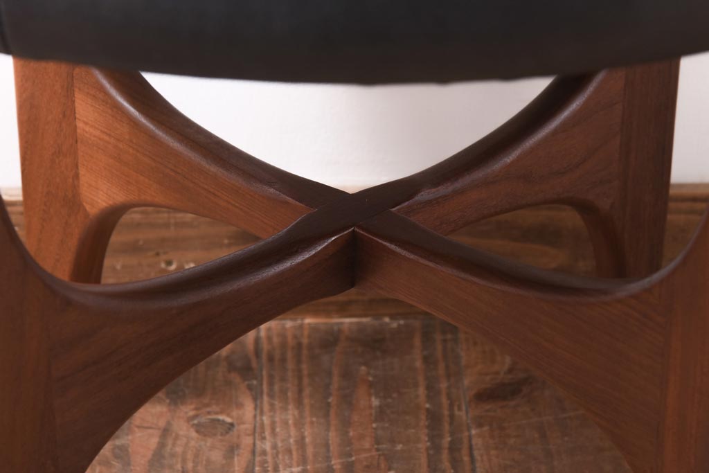 ヴィンテージ家具　北欧ビンテージ　G-PLAN(ジープラン)　スタイリッシュな丸スツール(チェア、椅子、オットマン)