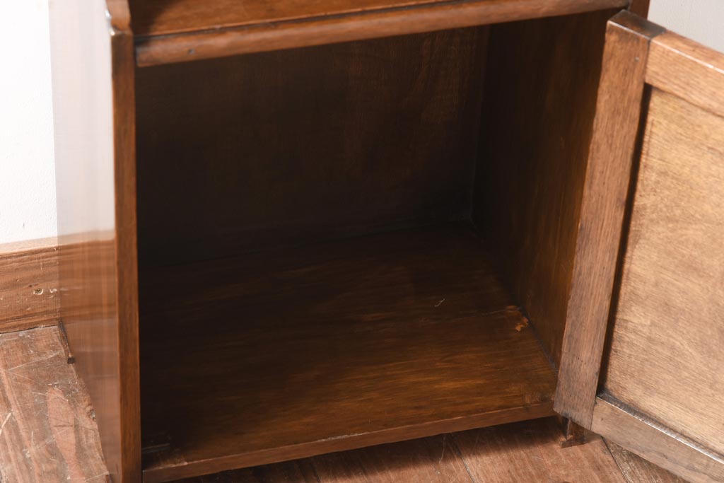 アンティーク家具　イギリスアンティーク　オーク材　小振り　木の温もり溢れる上品なキャビネット(飾り棚、戸棚)