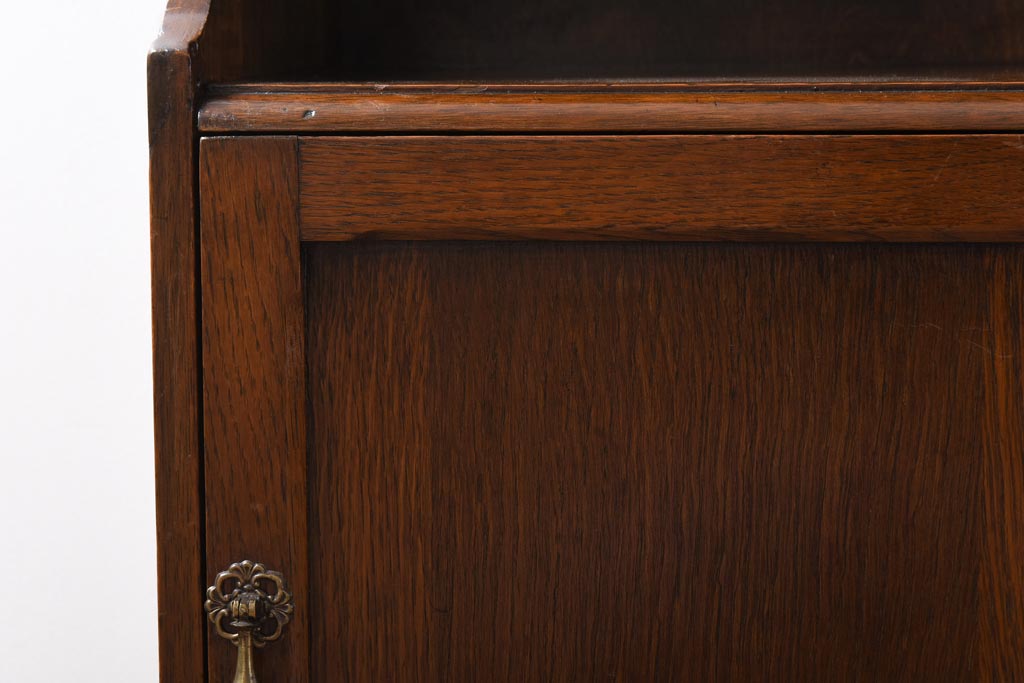 アンティーク家具　イギリスアンティーク　オーク材　小振り　木の温もり溢れる上品なキャビネット(飾り棚、戸棚)