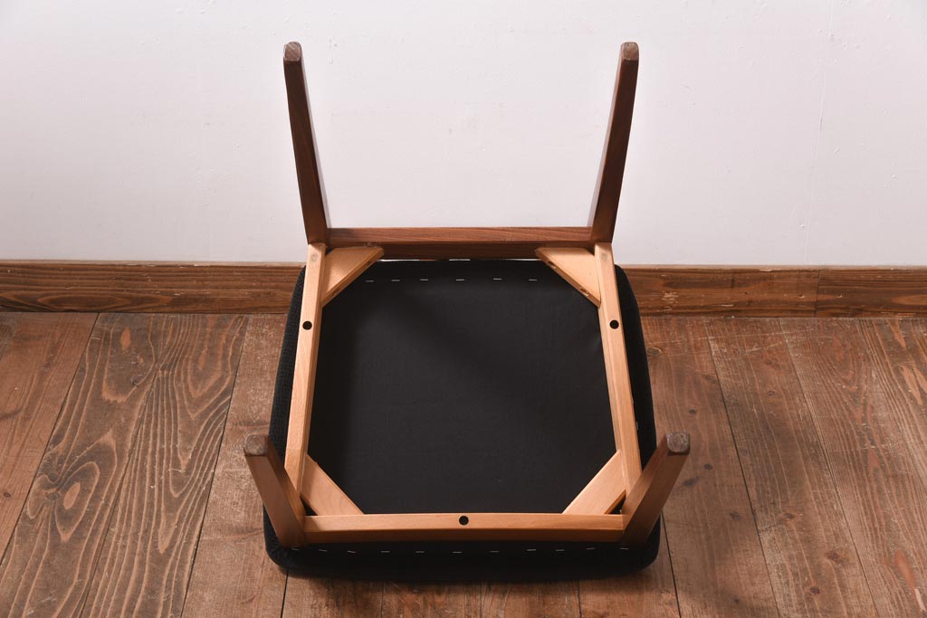 ヴィンテージ家具　ビンテージ　G-PLAN(ジープラン)　X-back(エックスバック)が目を引くチェア(ダイニングチェア、椅子)(1)