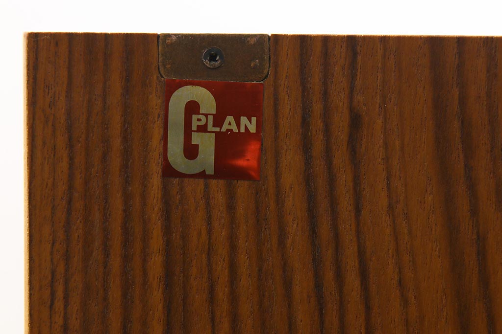 ヴィンテージ家具　北欧ビンテージ　G-PLAN(ジープラン)　チーク材　温かな雰囲気づくりにぴったりのサイドキャビネット(ダイニングボード、収納棚)