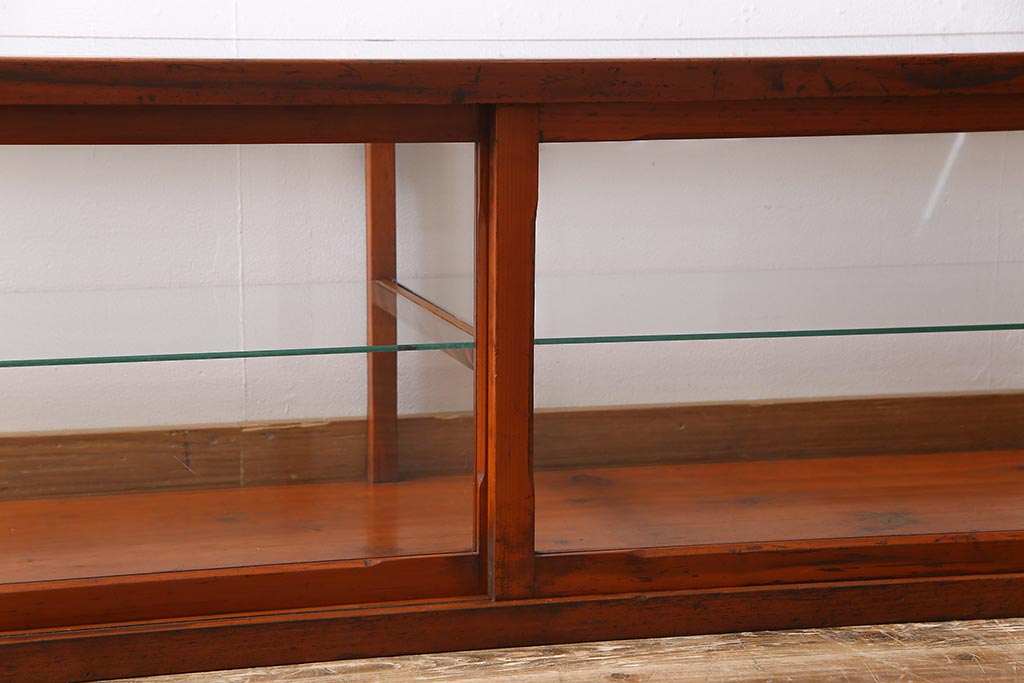 レトロ家具　和製アンティーク　レトロなムードが高まるロータイプのガラスケース(ショーケース、陳列棚)