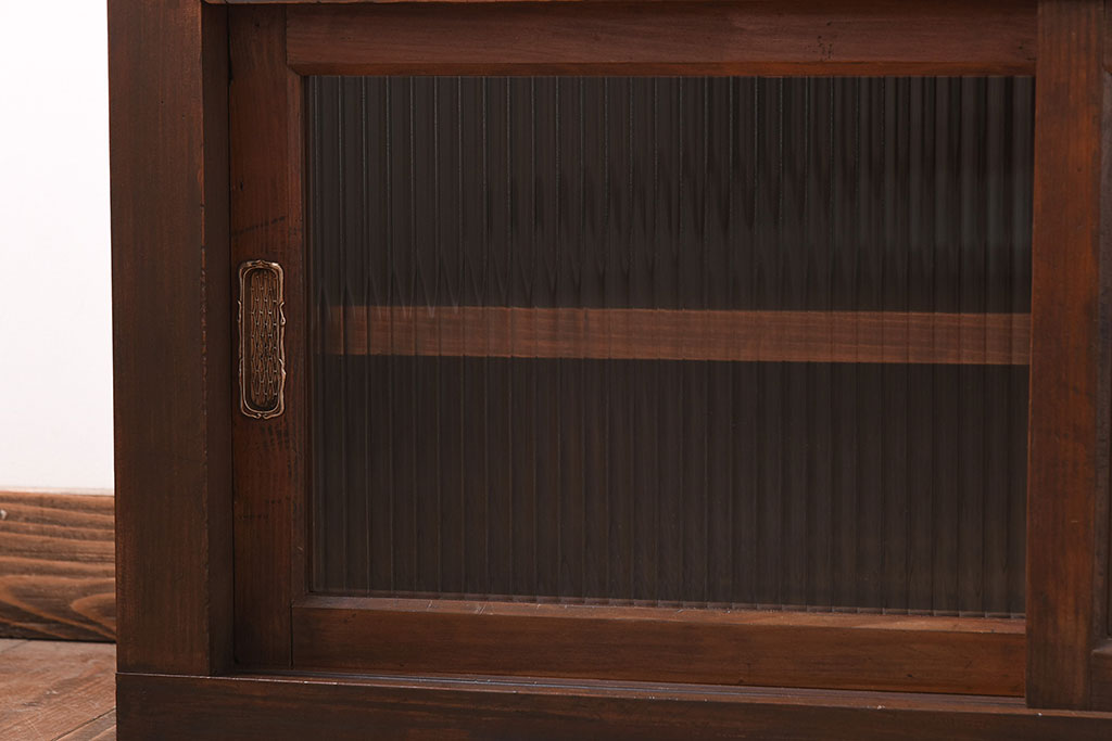 レトロ家具　和製アンティーク　前面ヒノキ材　レトロな和の雰囲気を醸し出す戸棚(収納棚)