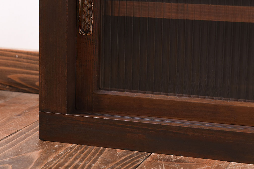 レトロ家具　和製アンティーク　前面ヒノキ材　レトロな和の雰囲気を醸し出す戸棚(収納棚)