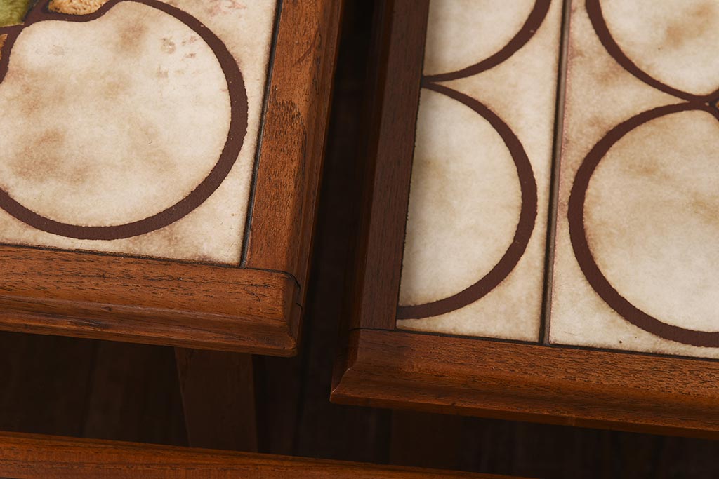 ヴィンテージ家具　北欧ビンテージ　フラワーモチーフのタイルが可愛らしいネストテーブル(サイドテーブル、カフェテーブル)