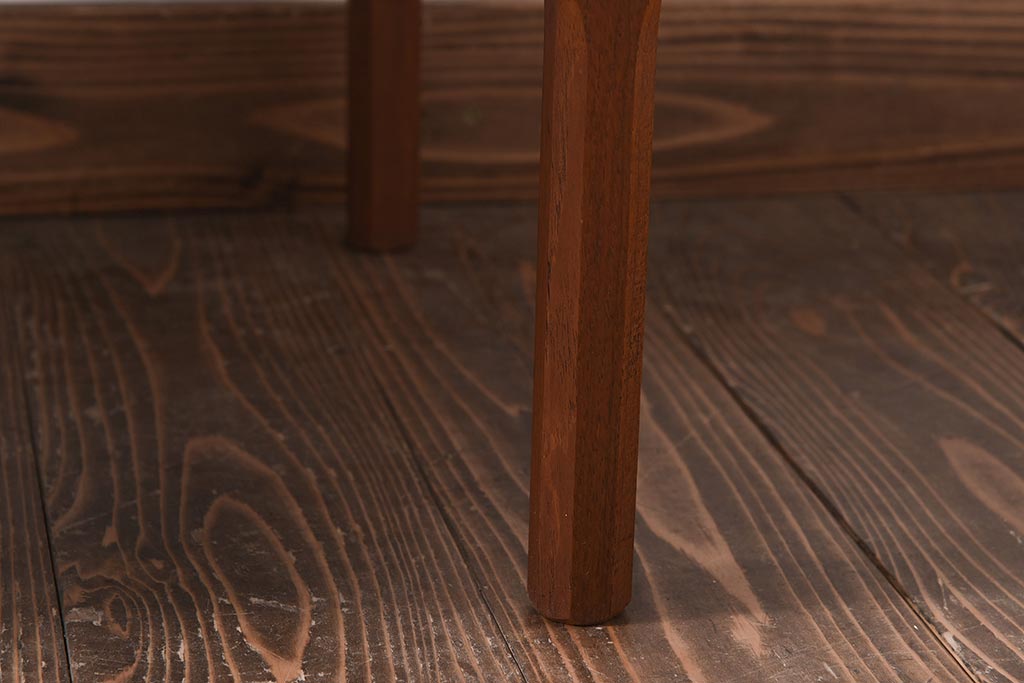 ヴィンテージ家具　北欧ビンテージ　フラワーモチーフのタイルが可愛らしいネストテーブル(サイドテーブル、カフェテーブル)