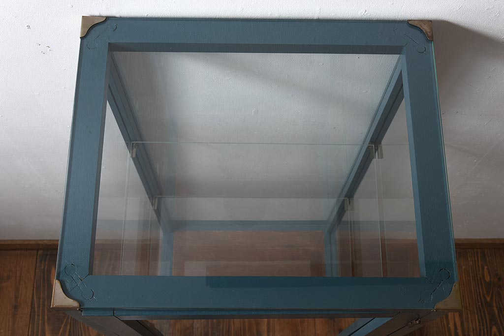 ペイント家具　縦型デザイン　シックなペイントカラーが素敵なガラスケース(ショーケース、飾り棚、陳列棚)