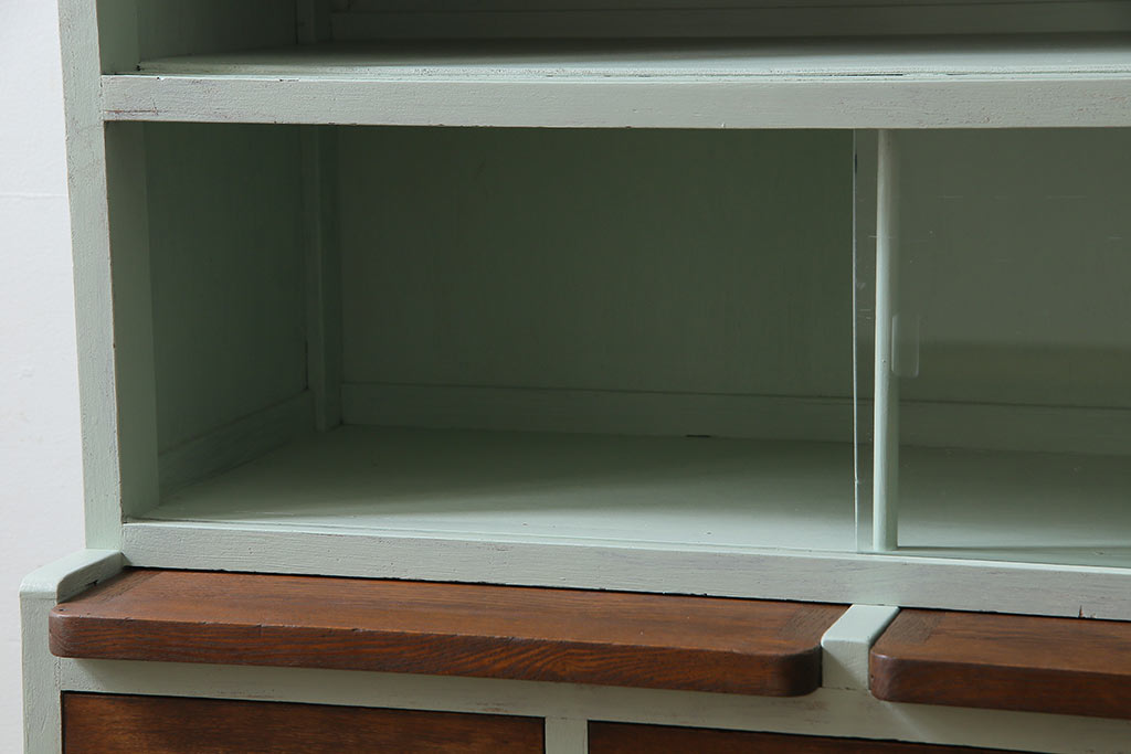 レトロ家具　昭和レトロ　引き出せる作業台付き　懐かしさ漂うペイントの食器棚(カップボード、収納棚)