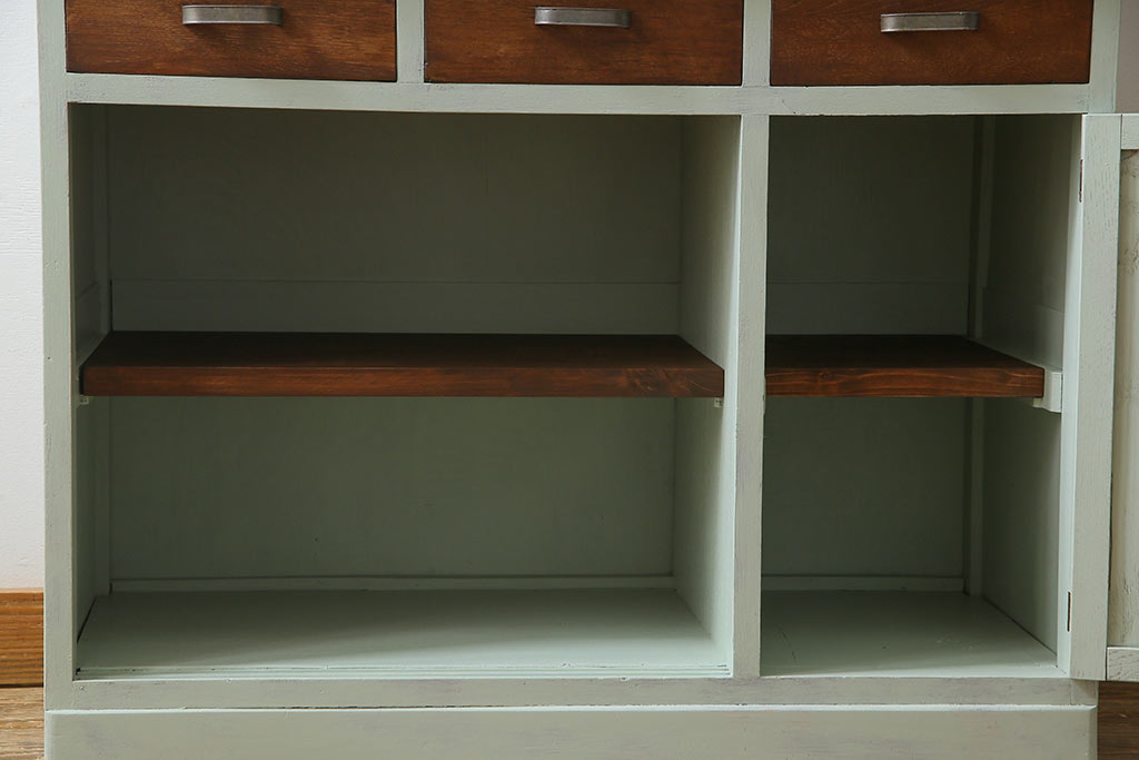 レトロ家具　昭和レトロ　引き出せる作業台付き　懐かしさ漂うペイントの食器棚(カップボード、収納棚)