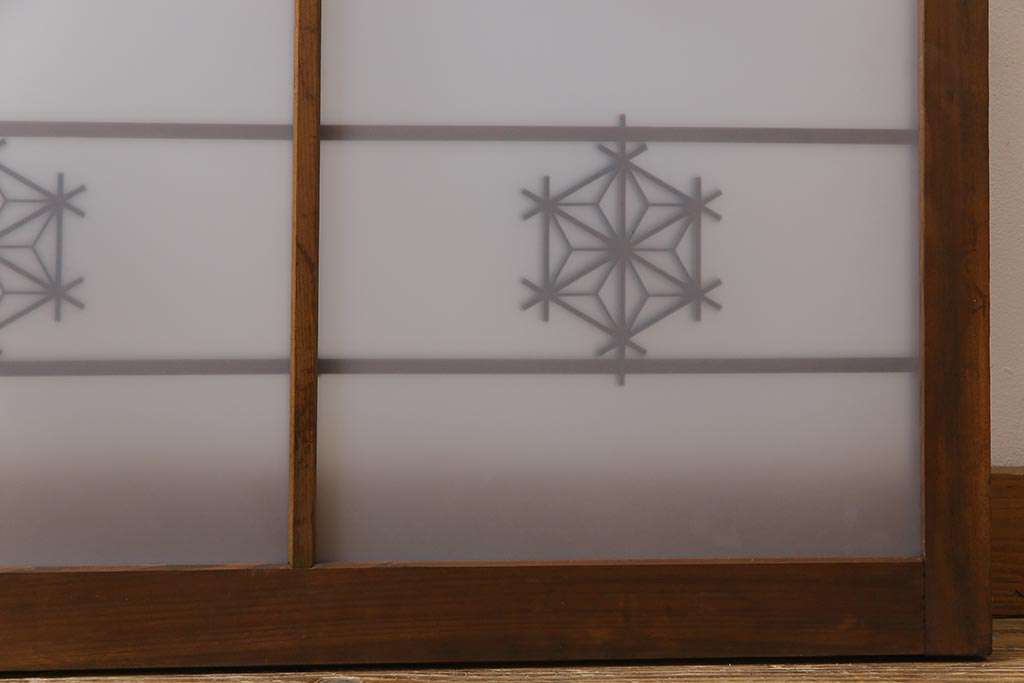 昭和後期　すりガラス入り　組子のデザインがアクセントになった明り取り(フィックス窓、はめ殺し)