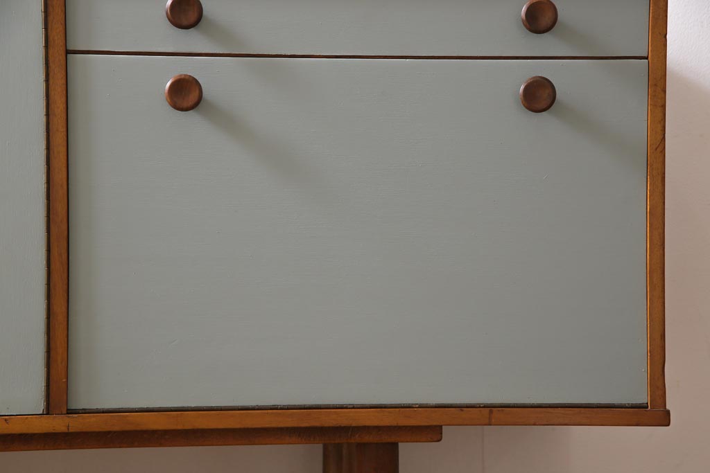 ヴィンテージ家具　北欧ビンテージ　丸い取っ手がアクセントになった淡いペイントカラーのサイドボード(テレビボード、収納棚)