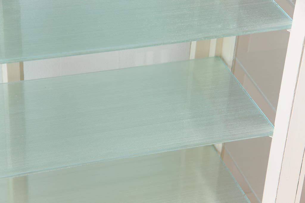 ペイント家具　4面ガラス　アイボリーのレトロなケビントガラスケース(陳列棚、ショーケース、飾り棚)
