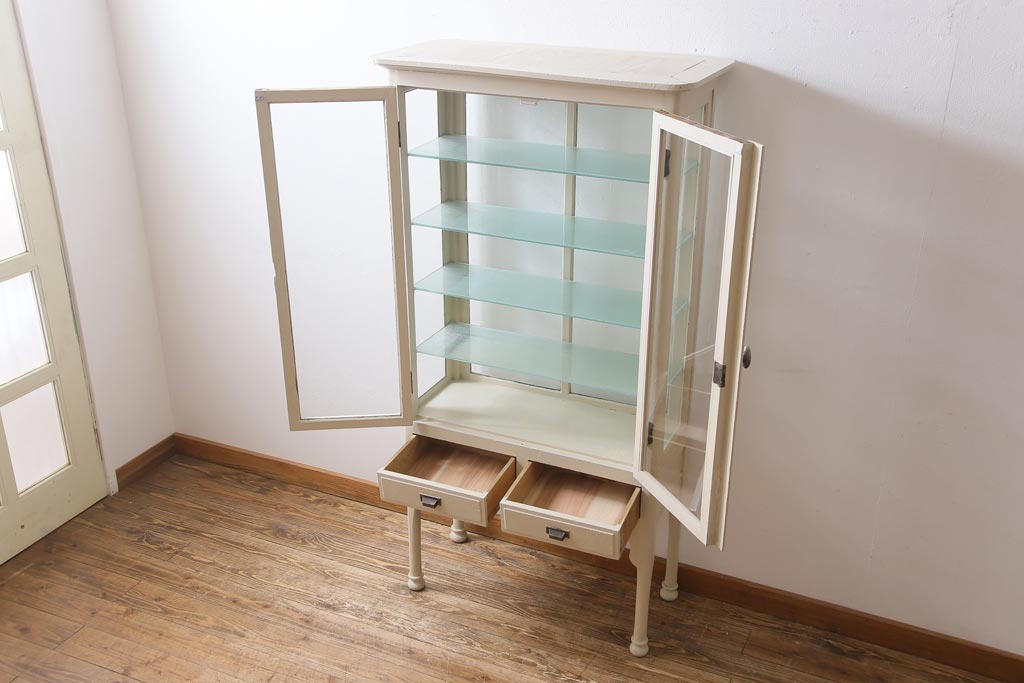 ペイント家具　4面ガラス　アイボリーのレトロなケビントガラスケース(陳列棚、ショーケース、飾り棚)